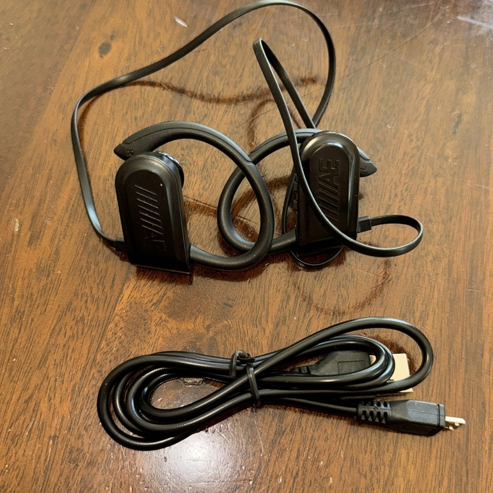 American Eagle Brand wireless Bluetooth earbuds headset with charging cable